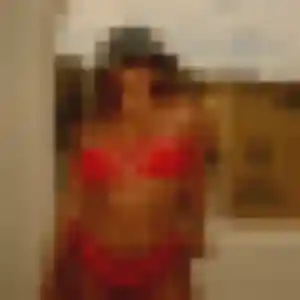 Faustine, 22 ans, connectée à Le Castellet pour une rencontre coquine