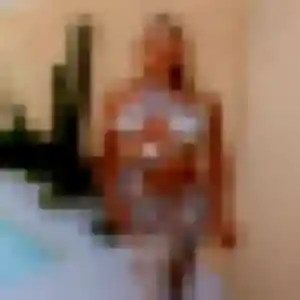 Contacte Brune, 25 ans à Moncey en privé