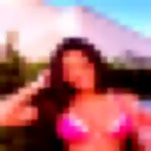 Helena, 23 ans, connectée à Saint-Gervais pour un plan cul